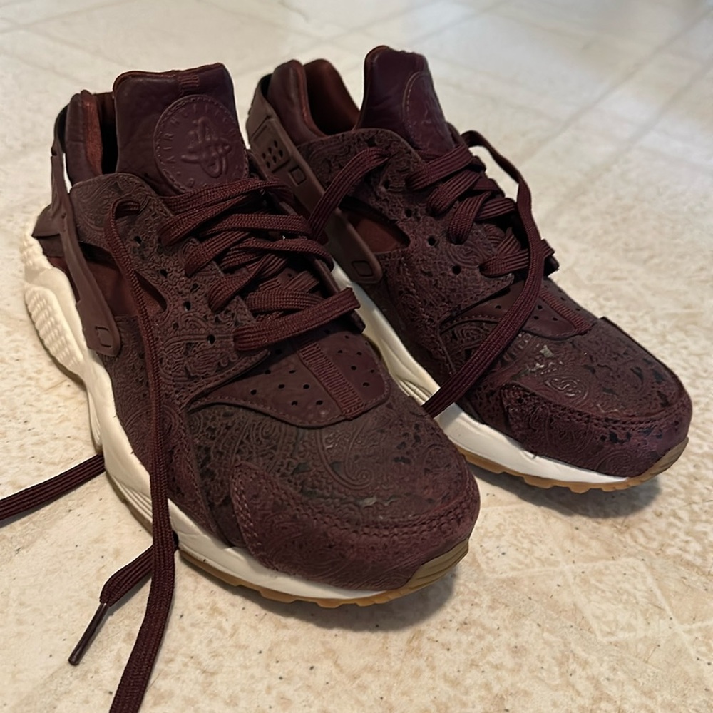 Nike Air Huarache Run Premium Paisley Pack Night Maroon Women’s Sz. 8.5 Sneakers